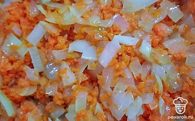 Обжариваем овощи.