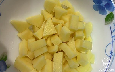 Почистите овощи, нарежьте их кубиками.