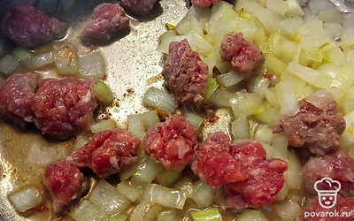 В кастрюле разогреть растительное масло, обжарить лук. Сформировать из мясного фарша фрикадельки и тоже обжарить. 