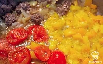 Туда же добавить помидоры, перец. Тушить.