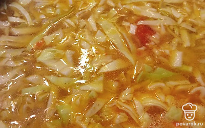 В кастрюлю долиить кипяток. Нарезанные картофель и капусту отправить в кастрюлю. Варить 20 минут до готовности. 