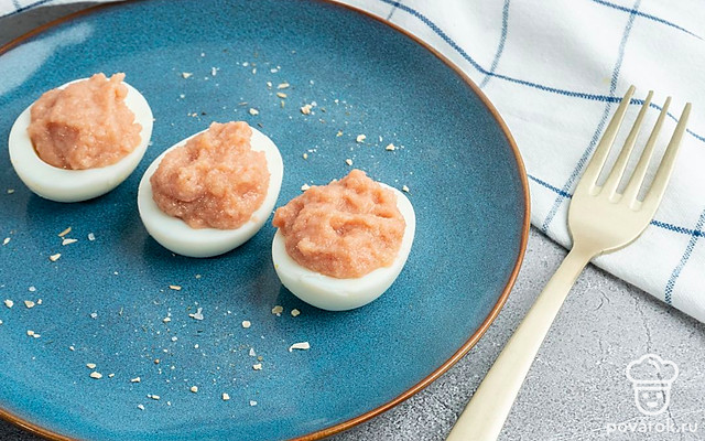 Яйца, фаршированные икрой минтая — Рецепт с фото