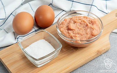 Убедитесь, что у вас есть все продукты в нужном количестве. Заранее отварите куриное яйцо.