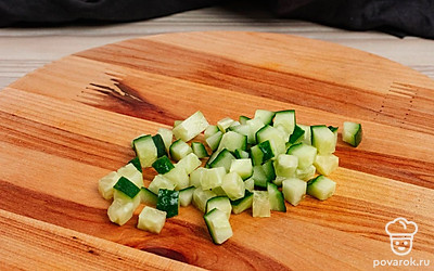 Нарежьте огурец на мелкий кубик.