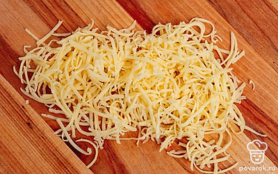 Натрите сыр на средней терке.