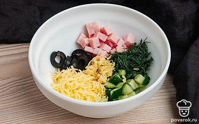 Выложите все ингредиенты в миску, пропустите через чеснокодавилку два зубчика чеснока.