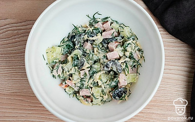 Добавьте майонез и тщательно перемешайте.