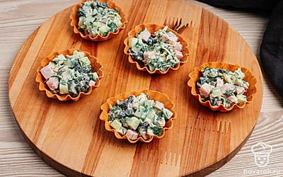 Разложите начинку по корзиночкам, чуть приминая по всему периметру.