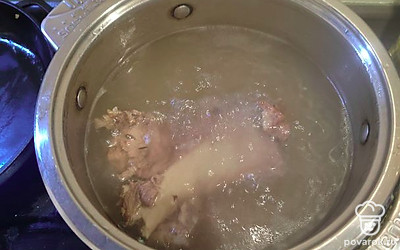 Отвариваем мясо. На говяжьей костосточке вкуснее получается. Варим около 2 часов. Бульон солим.