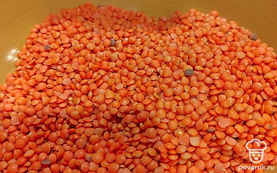 Промываем чечевицу и заранее отмачиваем, тогда она готовится за пару минут. Если заранее не замочили, то минут 30-40 надо будет варить ее до готовности.