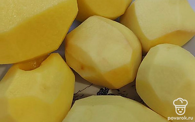 Моем, чистим картофель, разрезем мелкими кубиками. Отправляем нарезанный картофель в бульон.