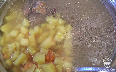 Когда практически будет готов картофель, добавляем к нему замоченную чечевицу. 