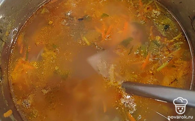 В это же время мелко натертую морковь и мелко нарезанный лук обжариваем на сковороде до золотистого цвета и добавляем к бульону. Также добавляем лавровый лист и приправу по желанию. 