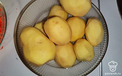 Очистите картофель. 