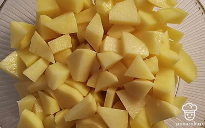 Нарежьте картофель кубиками. 