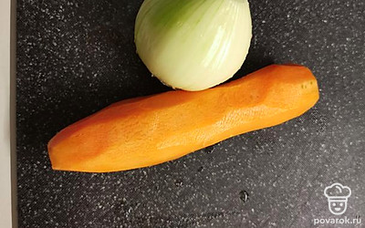 Очистите лук и мокровь.