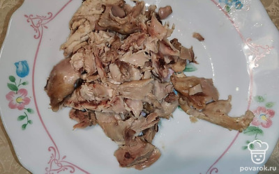 Когда курица будет готова, достаньте и уберите кости. 