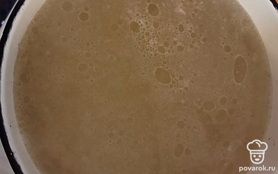 В бульон добавьте картофель. Варите до готовности. 