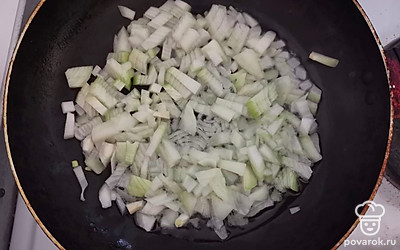 Лук нарежьте на кусочки и поджарьте. 