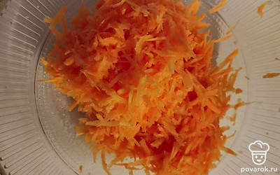 Морковь натрите на крупной терке. 
