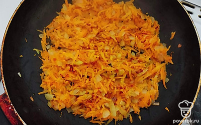 К луку выложите морковь, жарьте до готовности, помешивая. 