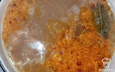 Когда картофель будет готов, добавьте поджарку в суп. Можно положить лавровый лист и перец по вкусу. 