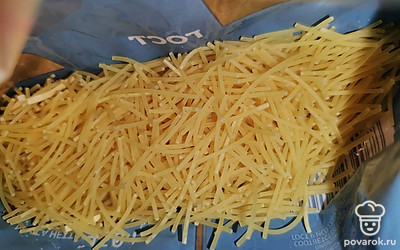 В суп добавьте кусочки курицы и вермишель. Помешивая, варите еще 10 минут. 