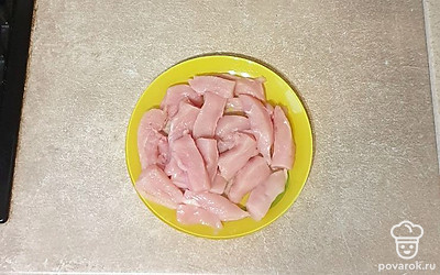 Куриное филе хорошо помойте, просушите и нарежьте на брусочки.