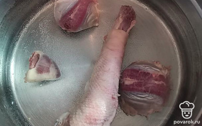 В кастрюлю наливаем воду. Кладем туда все потрошки, кроме печени, она варится гораздо быстрее. И варим 1-1,5 часа.
