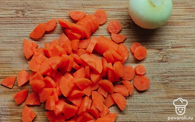 Вместе с потрошками кладем целую луковицу и 1 штуку мелко нарезанной моркови. 
