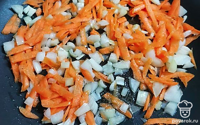 Пока варится бульон, делаем зажарку. Лук режем кубиками, морковь трем на крупной терке. Обжариваем на растительном масле до золотистого цвета. 
