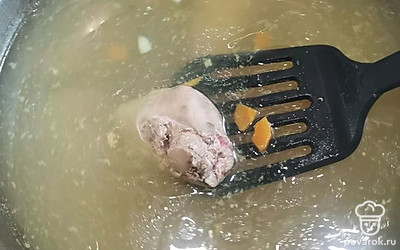 Через 1,5 часа добавляем в бульон печень и варим 20 минут. 
