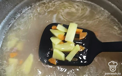Тем временем режем картошку на небольшие кусочки. Выкладываем картофель в суп и варим 10 минут. 
