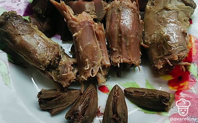 Пока варится картофель, достаем потрошки и режем их небольшими кусочками. Шкуру с шеи не использовать, она немного жестковата. Возвращаем нарезанные потрошки в суп. На этом этапе можно посолить, положить лавровый лист и перец горошком. 
