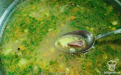 Как картофель сварится, добавляем зажарку и зелень. Варим еще 5 минут. 
