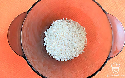 В кастрюлю налейте воду, поставьте ее на огонь и доведите до кипения. После этого добавьте в кастрюлю рис. Варите на среднем огне до мягкости. 