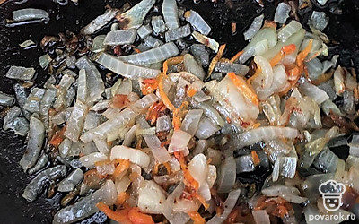 Лук порежьте мелкими кубиками, морковь потрите на крупной терке. Выложите в разогретую сковороду с маслом нарезанные овощи. Обжарьте их до золотистого цвета.