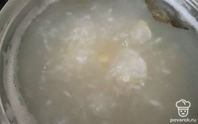 Картофель порежьте кубиками среднего размера и добавьте в кастрюлю к рису. Посолите и поперчите. Когда содержимое кастрюли закипит, убавьте огонь и накройте крышкой. Варите на небольшом огне до готовности картофеля, в течение 10 минут.