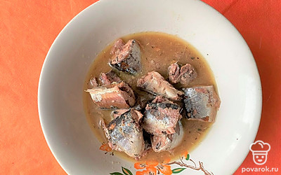 Консервы вместе с соусом выложите в миску, разомните вилкой и добавьте в кастрюлю. Туда же положите готовую зажарку. Доведите до кипения и варите на небольшом огне в течение 10 минут. Попробуйте и при необходимости доведите до вкуса. В конце варки приправьте мелко нарезанным укропом.