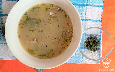 Подавайте рыбный суп как горячее первое блюдо. При порционной подаче украсьте свое блюдо свежей зеленью. 