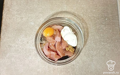 Филе выложите в глубокую миску, добавьте яйцо, соевый соус, сметану, горчицу, паприку и слегка посолите. Хорошо перемешайте. Оставьте при комнатной температуре примерно на 1 час, чтобы курица промариновалась.