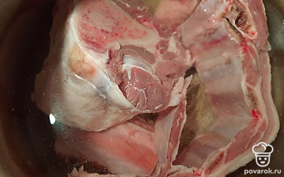 Мясо промыть, залить холодной водой и варить 1,5 часа в скороварке или 2,5-3 часа в обычной кастрюле. 