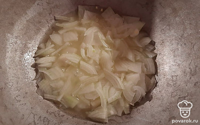 Большую луковицу почистить, крупно порезать и обжаривать в казане на масле.