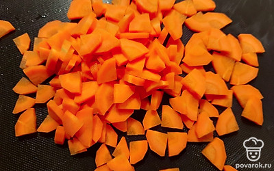 Крупную морковь очистить, нарезать «четвертинками». Добавить к луку, обжарить.