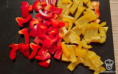 Перец очистить от семян, нарезать. 