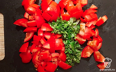 Помидоры и кинзу помыть, обсушить и порезать. 