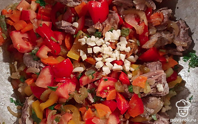 Все овощи обжарить в казане, добавить мелко порубленный чеснок.