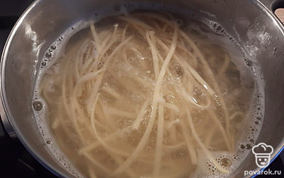 Лапшу для лагмана отварить до готовности в отдельной кастрюле. 