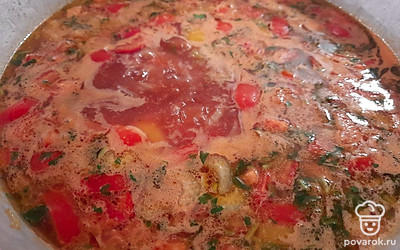 Овощи залить мясным бульоном. Добавить мясо, отделив его предварительно от костей. Лапшу выложить в суп. Приправить специями. Выключить, как закипит.