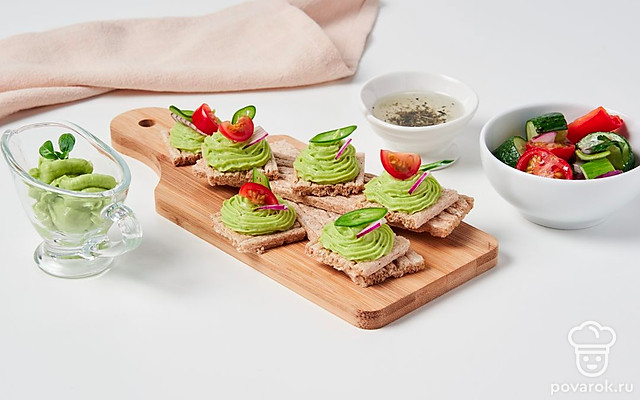 Закуска из авокадо на хлебцах — Рецепт с фото